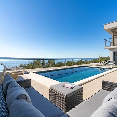 Seaview Big Blue With 32sqm Heated Pool, 4 Bedrooms, And 3 Bathrooms