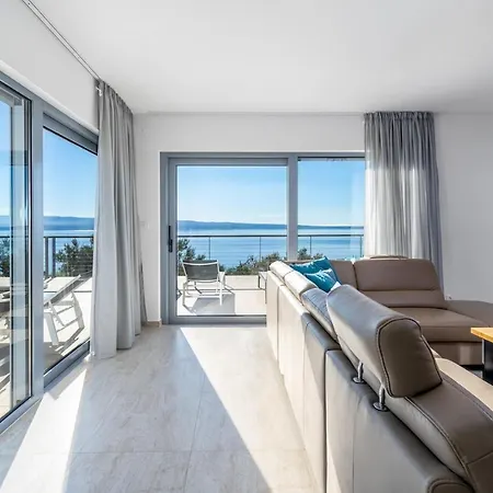 Seaview Big Blue With 32sqm Heated Pool, 4 Bedrooms, And 3 Bathrooms