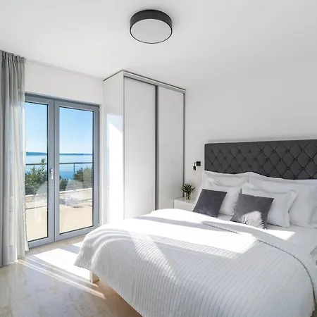 Seaview Big Blue With 32sqm Heated Pool, 4 Bedrooms, And 3 Bathrooms *