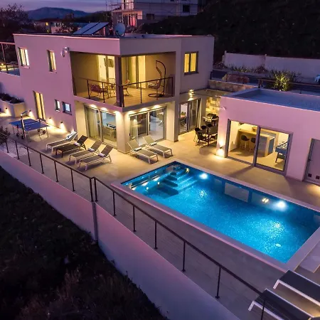 Seaview Big Blue With 32sqm Heated Pool, 4 Bedrooms, And 3 Bathrooms