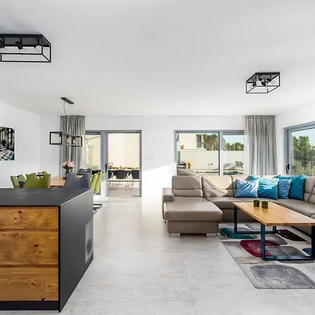 Seaview Big Blue With 32sqm Heated Pool, 4 Bedrooms, And 3 Bathrooms * Podstrana