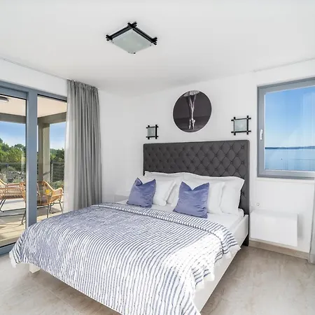 Vila Seaview Big Blue With 32sqm Heated Pool, 4 Bedrooms, And 3 Bathrooms *