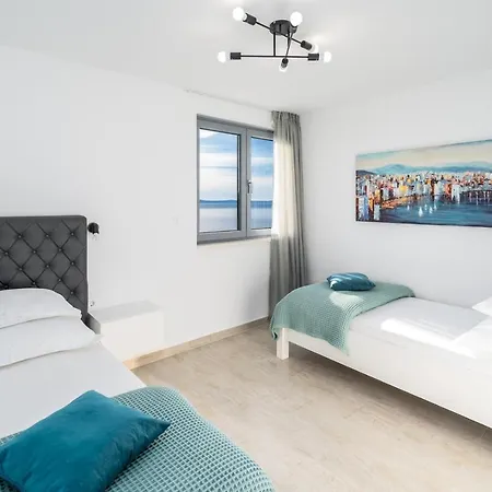 Seaview Big Blue With 32sqm Heated Pool, 4 Bedrooms, And 3 Bathrooms Podstrana