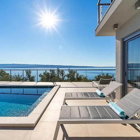 Vila Seaview Big Blue With 32sqm Heated Pool, 4 Bedrooms, And 3 Bathrooms Podstrana