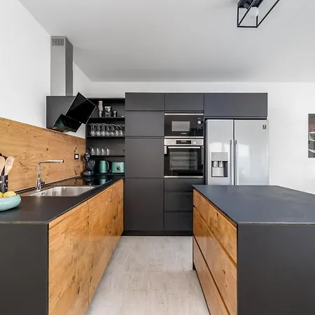 Vila Seaview Big Blue With 32sqm Heated Pool, 4 Bedrooms, And 3 Bathrooms Podstrana