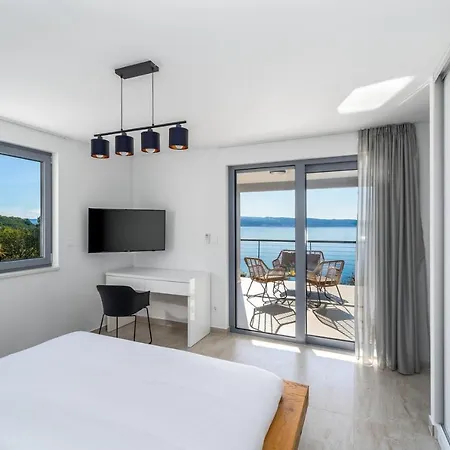 Seaview Big Blue With 32sqm Heated Pool, 4 Bedrooms, And 3 Bathrooms