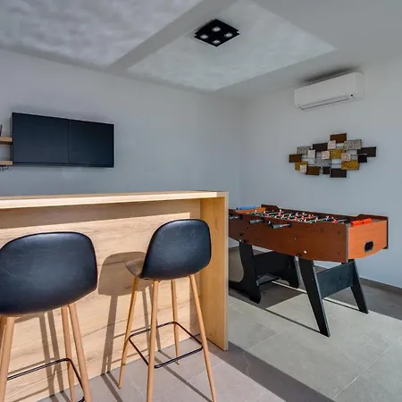 Vila Seaview Big Blue With 32sqm Heated Pool, 4 Bedrooms, And 3 Bathrooms