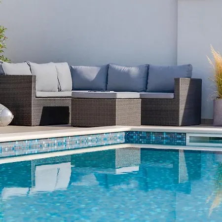 Vila Seaview Big Blue With 32sqm Heated Pool, 4 Bedrooms, And 3 Bathrooms Podstrana