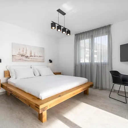 Seaview Big Blue With 32sqm Heated Pool, 4 Bedrooms, And 3 Bathrooms