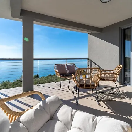 Seaview Big Blue With 32sqm Heated Pool, 4 Bedrooms, And 3 Bathrooms