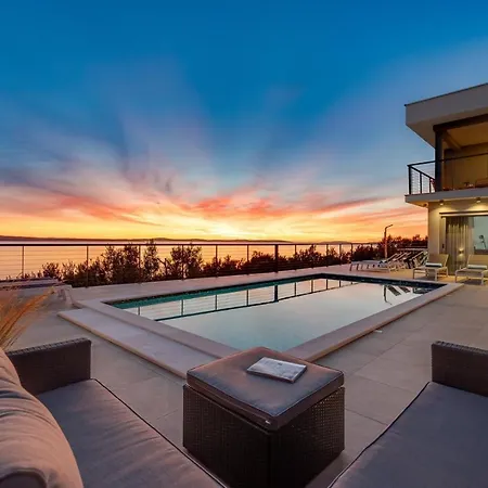 Seaview Big Blue With 32sqm Heated Pool, 4 Bedrooms, And 3 Bathrooms *