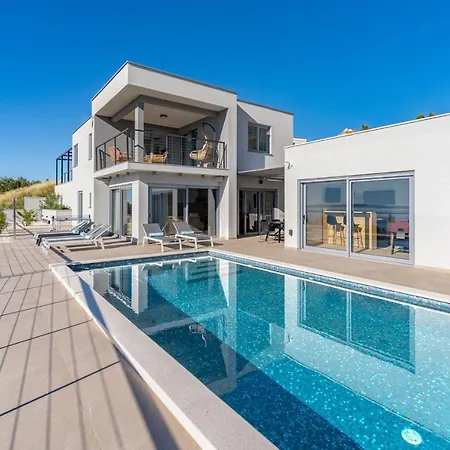 Seaview Big Blue With 32sqm Heated Pool, 4 Bedrooms, And 3 Bathrooms *
