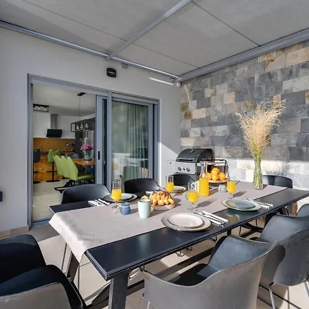 Seaview Big Blue With 32sqm Heated Pool, 4 Bedrooms, And 3 Bathrooms Vila